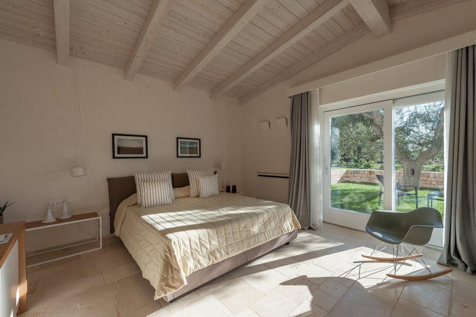 304 Deluxe Superior Room - Bed and terrace view