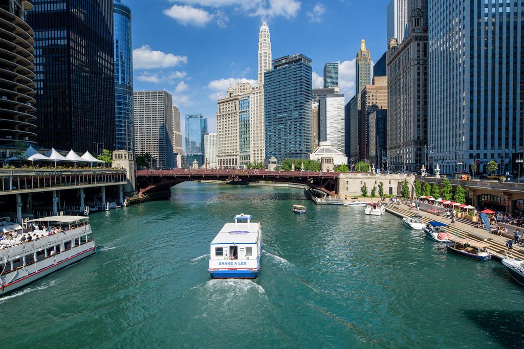 architecture boat tour on the chicago river