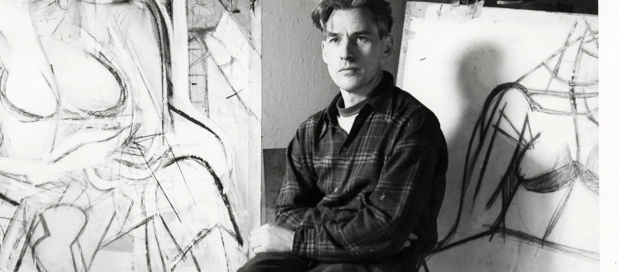 Willem-de-Kooning-sitting-with-charcoal-drawings-scaled