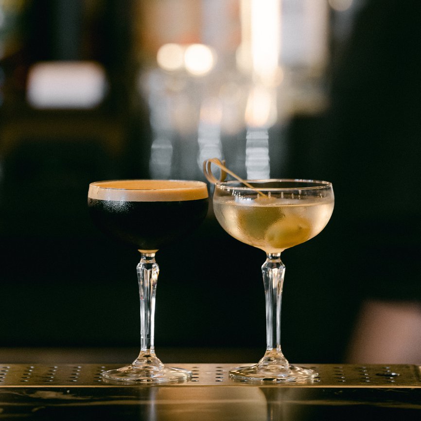 bar counter with two cocktail, martini and espresso martini at fora chicago the emily hotel